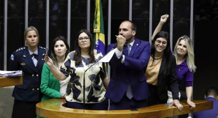 Eduardo Bolsonaro coleta assinaturas para "CPI do TSE"