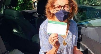 Aos 93 anos, Laura Cardoso é vacinada contra Covid-19 em São Paulo