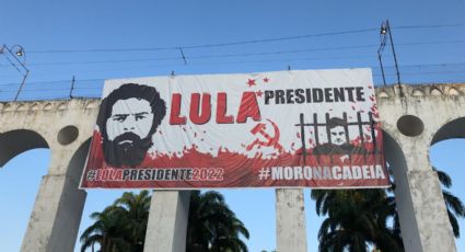 Petroleiros cobrem Arcos da Lapa com faixa “Lula Presidente”