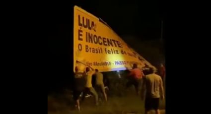 Vídeo: Grupo de bolsonaristas derruba outdoor com a frase “Lula é inocente. O Brasil feliz de novo”