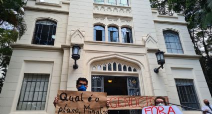 Estudantes de medicina da USP para Marcelo Queiroga: "Bolsonaro genocida! Mais vacina e menos cloroquina!"