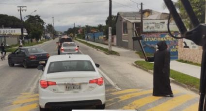 Homem vestido de morte recepciona turistas que insistiram em ir ao Litoral Norte de SP