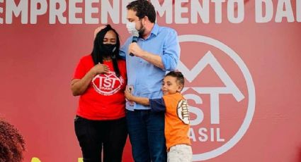 Em meio à pandemia, Boulos entrega chaves de moradias conquistadas pelo MTST: "Sem a caneta na mão"