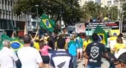 Bolsonaristas reeditam "marcha da família", que deu respaldo ao golpe de 64, e fazem buzinaço em frente a hospital