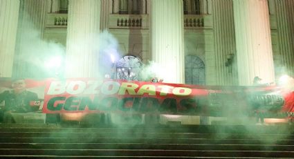 Torcedores organizados fazem ato contra Bolsonaro em Curitiba; presidente aparece com suástica nazista na faixa do protesto