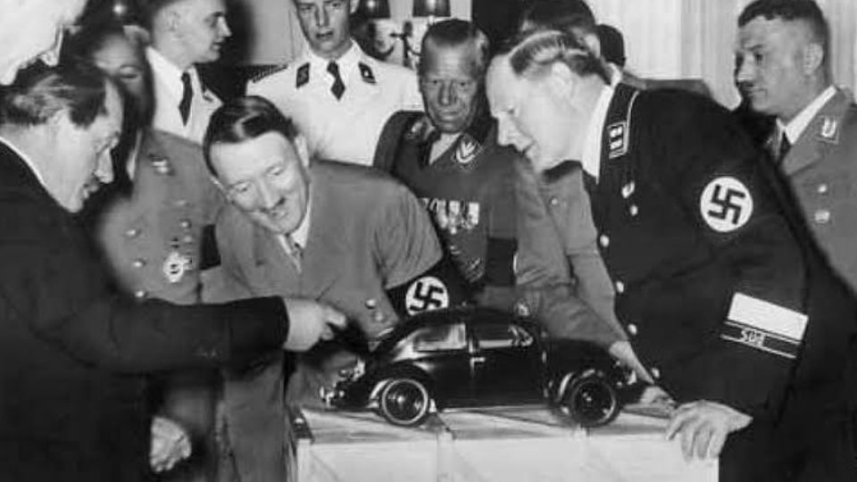 Adolf HItler com empresários apoiadores do Reich (Reprodução)