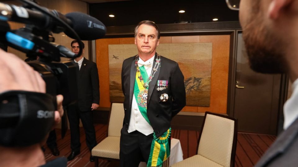 Bolsonaro se 'fantasia' de 'monarca' em 2019, no Japão (Foto: José Dias/PR)