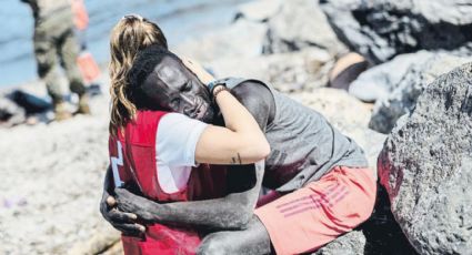 Voluntária da Cruz Vermelha é atacada pela extrema direita após foto de abraço em imigrante que viralizou