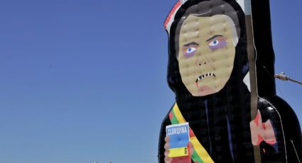 Capitão Cloroquino: Boneco inflável gigante de Bolsonaro da morte é inflado durante depoimento de Mayra Pinheiro