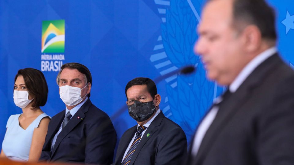 Pazuello é observado por Jair Bolsonaro e Hamilton Mourão (Foto: Isac Nóbrega/PR)