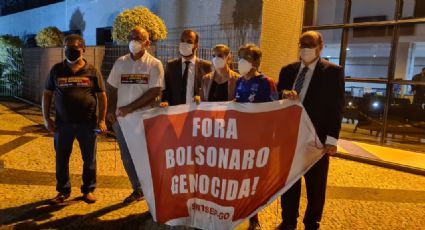 Dirigente do PT detido por adesivo "Fora Bolsonaro genocida" é liberado; na PF, manifestantes protestam contra presidente