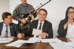 Bolsonaro usou avião da FAB para trazer fuzil que ganhou de príncipe dos Emirados Árabes