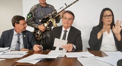 Bolsonaro usou avião da FAB para trazer fuzil que ganhou de príncipe dos Emirados Árabes