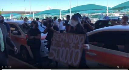 Só, moça enfrenta apoiadores de Bolsonaro com cartaz: "Bem-Vindo + 500.000"; veja o vídeo