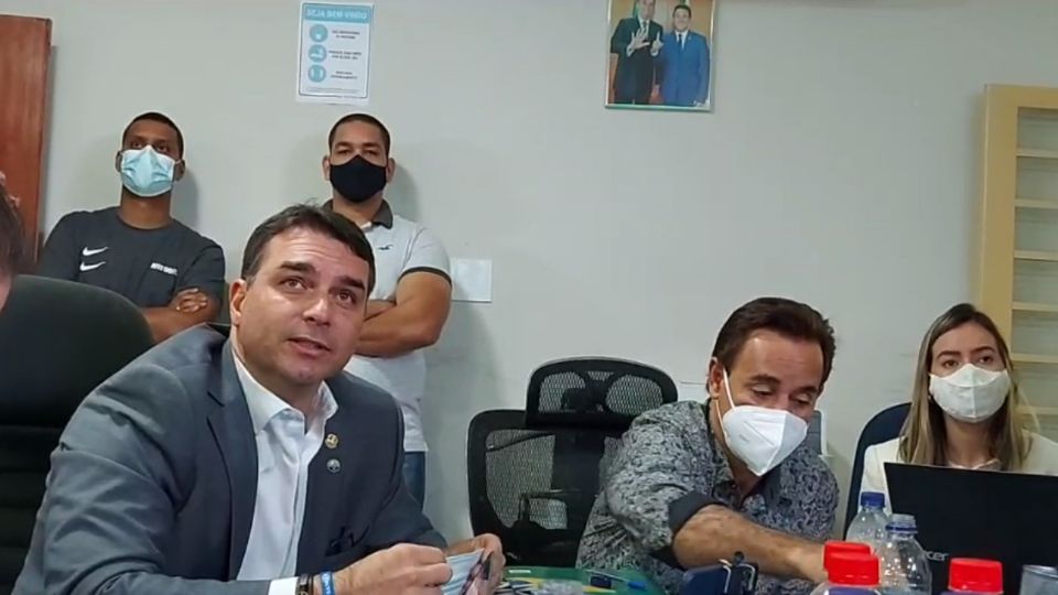 Flávio Bolsonaro e o presidente do Patriota, Adilson Barroso (Reprodução)
