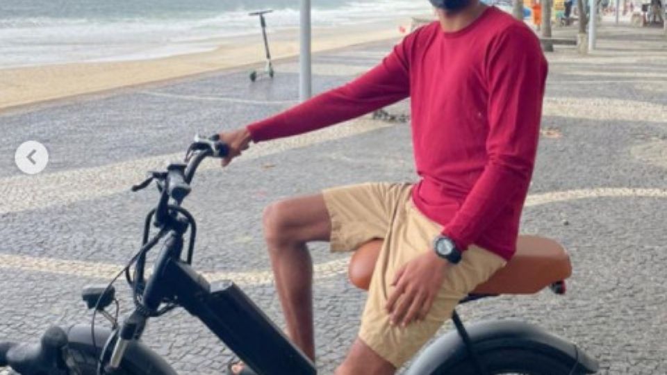 Matheus Ribeiro e a bicicleta elétrica (Foto: Reprodução redes sociais)