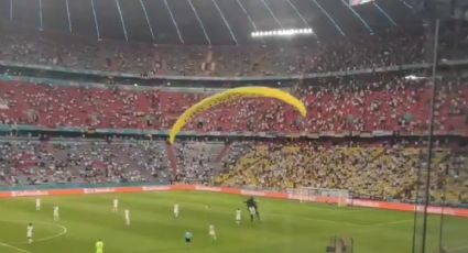 VÍDEO: Ativista do Greenpeace bate em cabo e cai de paraquedas em estádio pouco antes do jogo entre Alemanha e França