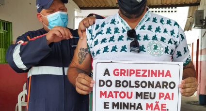 Palmeirense ergue placa na hora de se vacinar: "A gripezinha do Bolsonaro matou meu pai e minha mãe"