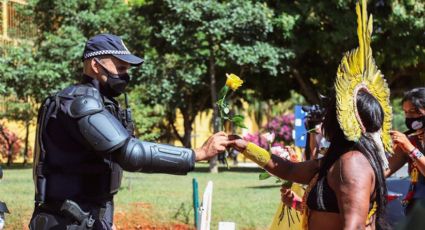 Após repressão da PM, mulheres indígenas dão flores aos policiais em Brasília; vídeo