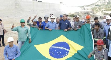 Humilhado: ministério apaga foto de Bolsonaro com operários que fazem "L" de Lula