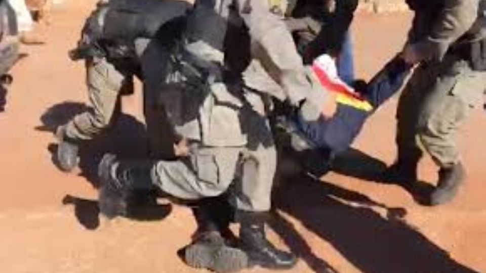 Foto: Policiais carregam Lázaro ferido (redes sociais)