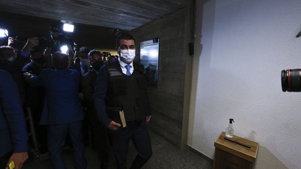 Luis Miranda chega na CPI do Genocídio com colete à prova de balas (Foto: Edilson Rodrigues/Agência Senado)