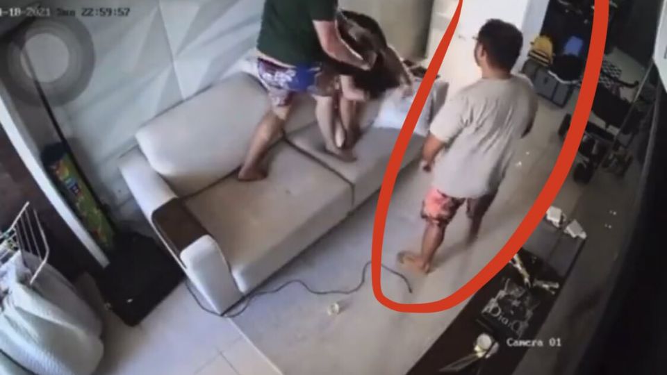 Charles durante agressão do DJ Ivis à esposa, Pamella Machado (Reprodução)