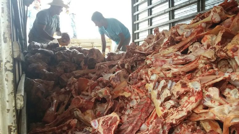 A miséria de Bolsonaro: fila pra pegar ossos no açougue é marco histórico