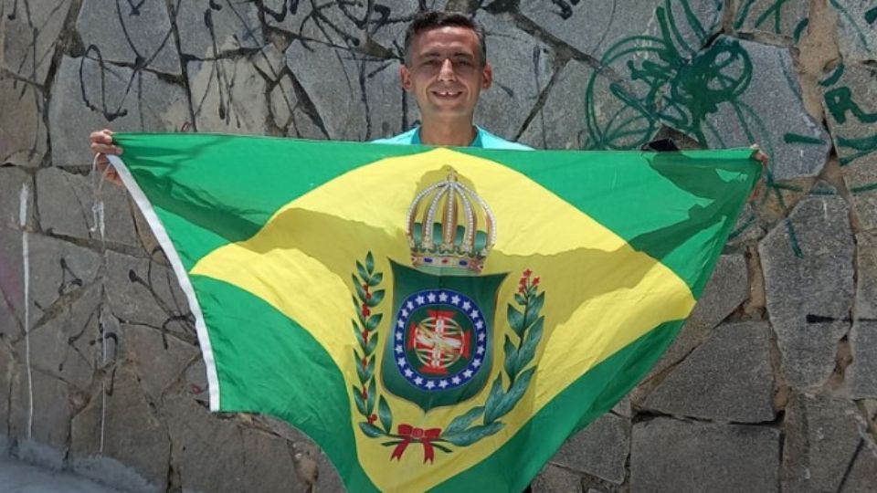 Cândido Henrique, superintendente do IPHAN-CE, com a bandeira do Brasil Império (Reprodução/Redes Sociais)