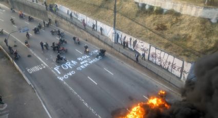 Frente Povo Sem Medo bloqueia avenida em São Paulo em protesto contra Bolsonaro