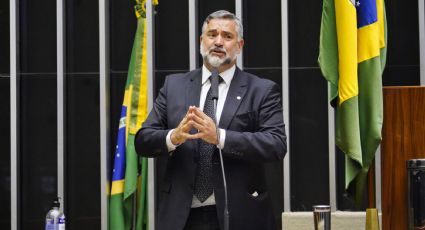 "Bolsonaro só foi atrás da vacina por propina", diz Paulo Pimenta