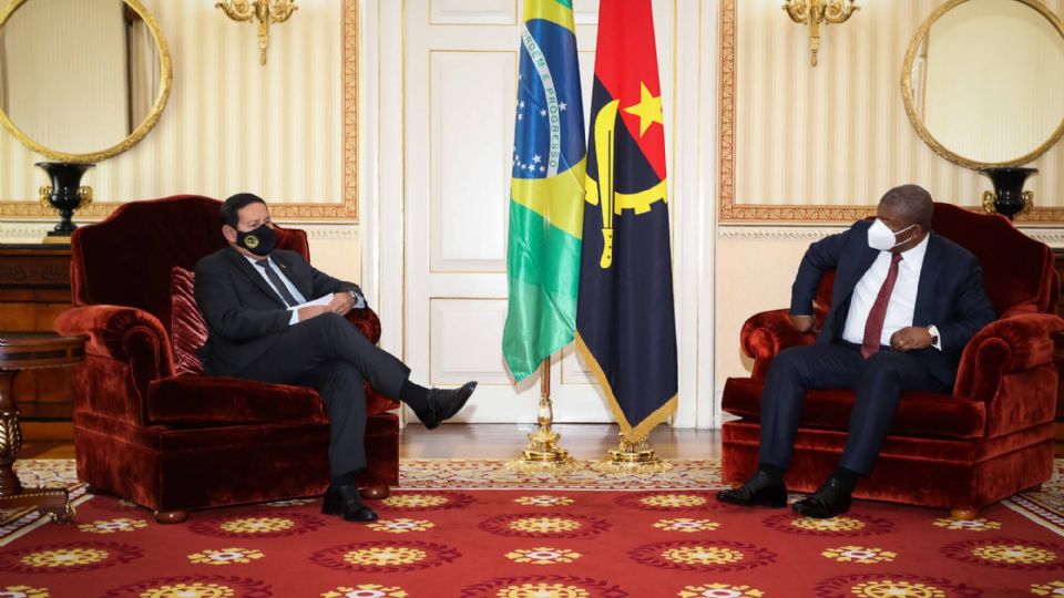 Hamilton Mourão e o presidente de Angola, João Manuel Gonçalves Lourenço. (Foto: Romério Cunha/ VPR)