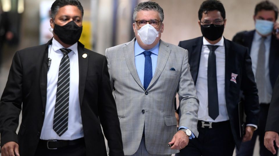 O diretor da FIB BanK Roberto Pereira Ramos Júnior (ao centro) chega ao Senado para depor à CPI da Pandemia (Foto: Edilson Rodrigues/Agência Senado)

