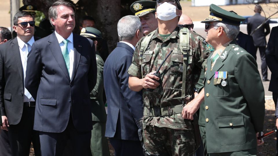 Bolsonaro com militares no Dia do Soldado (Foto: Marcos Corrêa/PR)