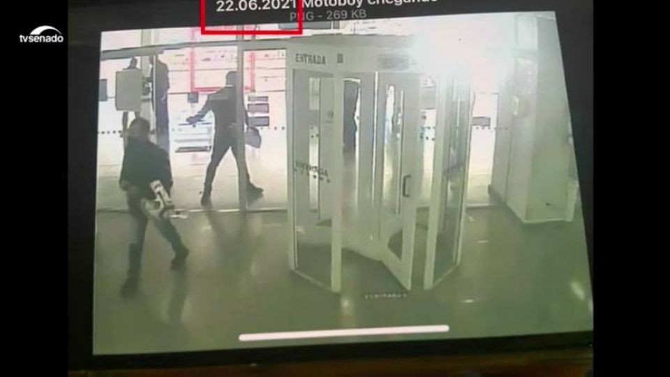 Motoboy entra em agência para pagar contas que seriam de Roberto Dias (Reprodução)