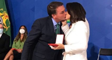 Mesmo questionado pela Justiça, Bolsonaro entrega medalha a Michelle por "serviços prestados à saúde"