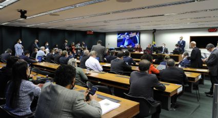 Comissão da Câmara aprova distritão e fim do segundo turno presidencial