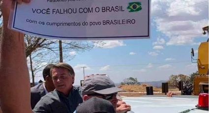 Gasolina a R$ 7 e 580 mil mortos: Bolsonaro recebe diploma de "demérito"