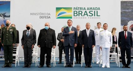 Em ato com bispo e militares, Bolsonaro volta a defender armamento: "Se prepare para a guerra"; veja vídeo