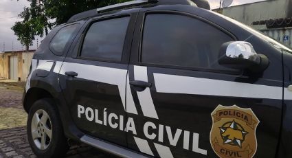 Homem se revolta com mulheres de topless e invade casa vizinha