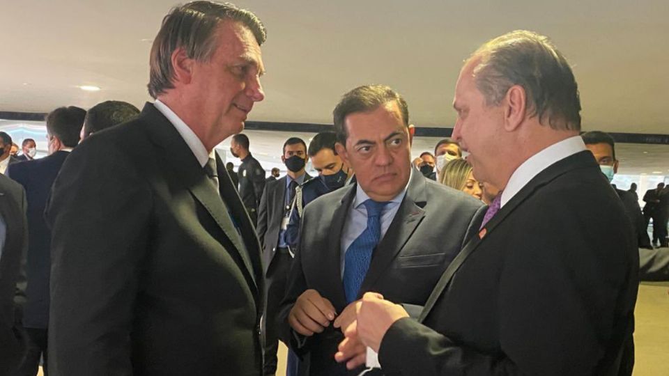 Marcos Tolentino entre Jair Bolsonaro e Ricardo Barros (Reprodução/Twitter)