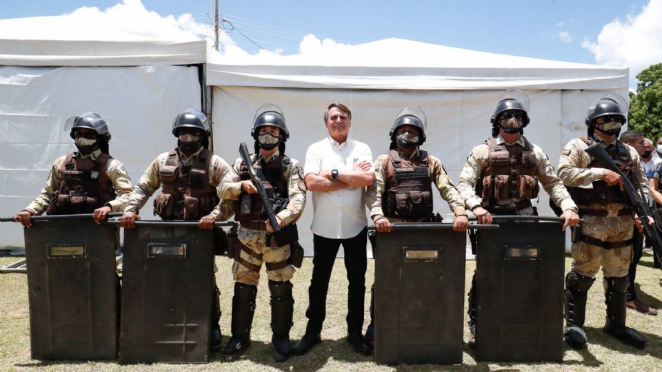 Jair Bolsonaro com policiais militares (Foto: Alan Santos/PR)