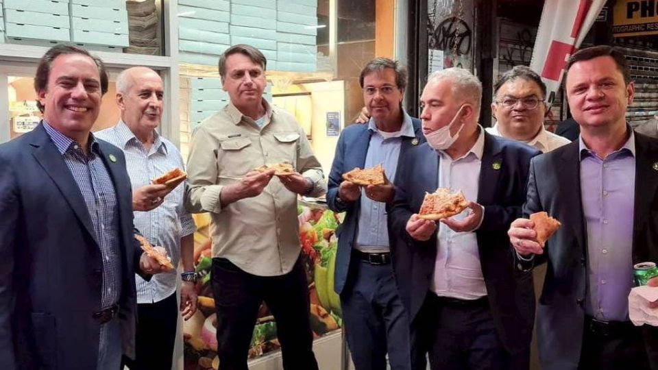 Jair Bolsonaro, Marcelo Queiroga e ministros comem pizza na rua em Nova York (Reproção/Instagram)