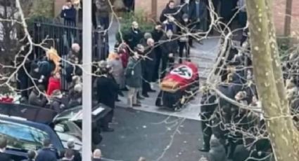 Bandeira nazista é colocada sobre caixão durante cerimônia em igreja católica em Roma