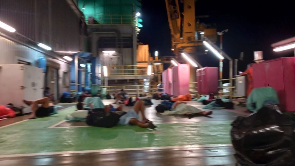 Trabalhadores da Petrobras deitados no chão na área externa da Bacia. Foto: Sindipetro/NF