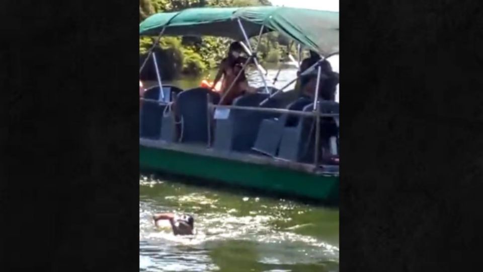 Barqueiro nada após ser lançado no canal Marapendi, no Rio, por um passageiro que se recusou a usar máscara (Redes sociais)