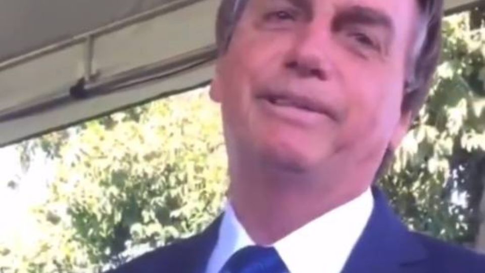 Bolsonaro é confrontado por estudante: 'O senhor é uma farsa' (Reprodução)