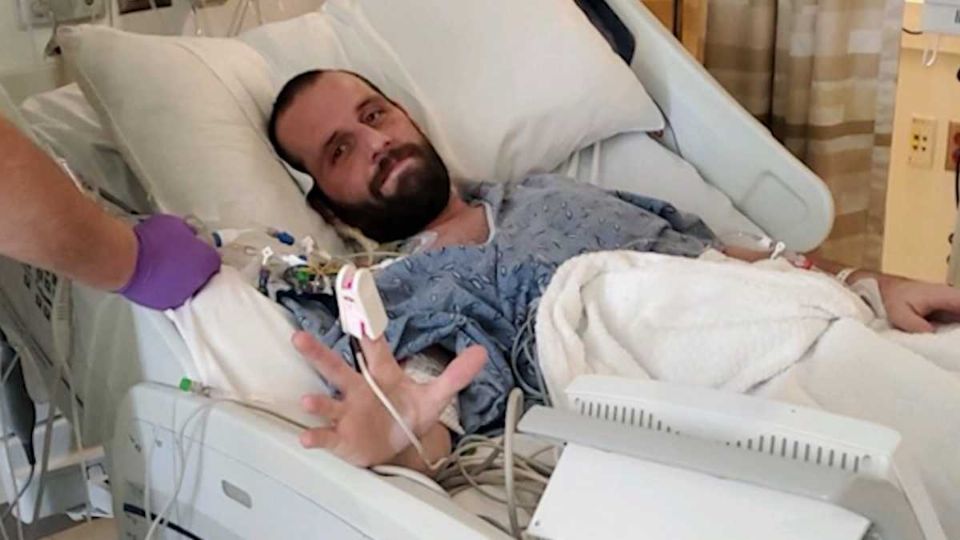 DJ Ferguson, no leito do hospital enquanto aguarda o transplante de coração (Redes sociais/arquivo pessoal)