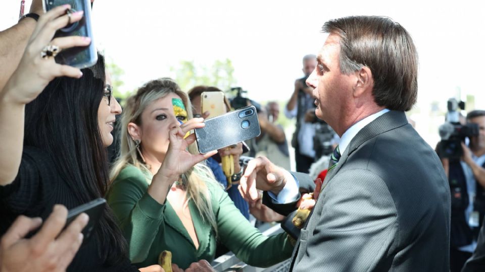 Bolsonaro conversa com apoiadores no 'cercadinho' do Alvorada (Foto: Marcos Corrêa/PR)