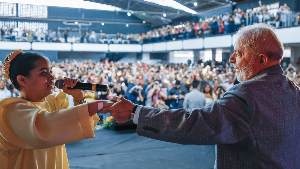 Presidente Lula em evento evangélico cumprimentando uma cantora gospel